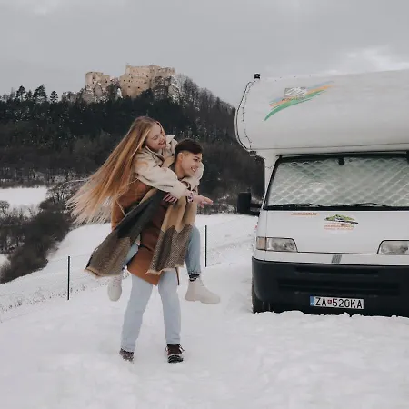 Ubytovanie V Autokaravane Pod Hradom Camping